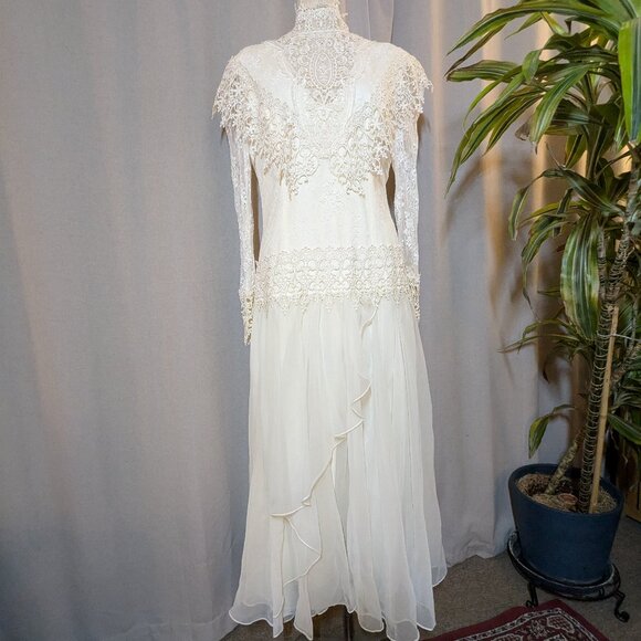 Jessica McClintock Ivory Lace Bridal Gown - Picture 3 of 15